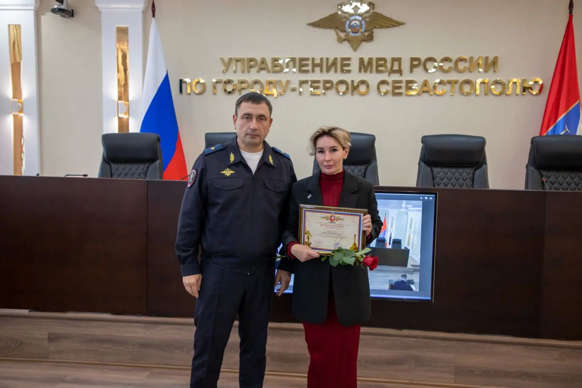 Начальник УМВД России по г.Севастополю генерал-майор полиции Сергей Сигунов поздравил сотрудников штаба с профессиональным праздником Начальник УМВД России по г.Севастополю генерал-майор полиции Сергей Сигунов поздравил сотрудников штаба с профессиональным праздником