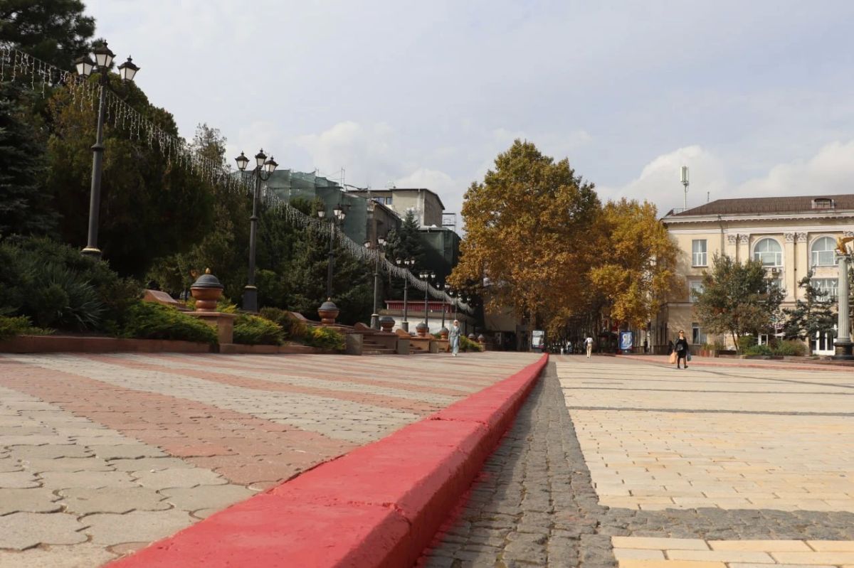 В Керчи обновляют краску на бордюрах