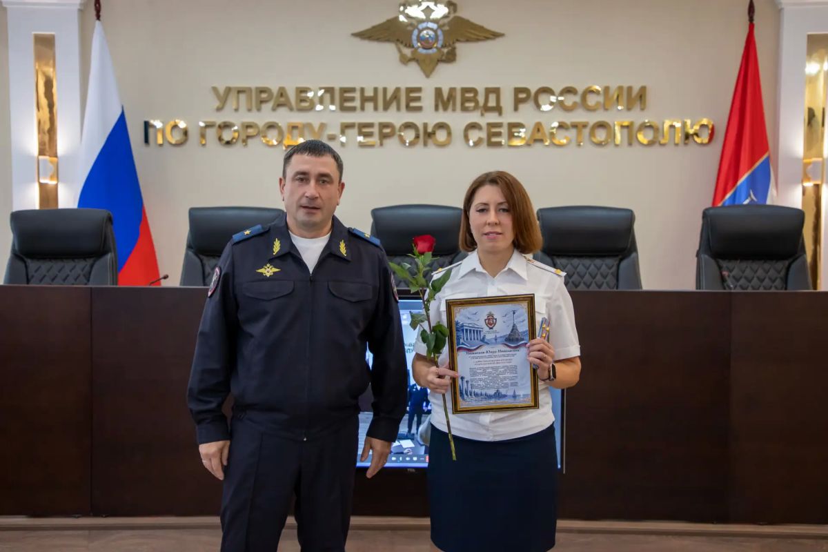 Начальник УМВД России по г.Севастополю генерал-майор полиции Сергей Сигунов поздравил сотрудников штаба с профессиональным праздником