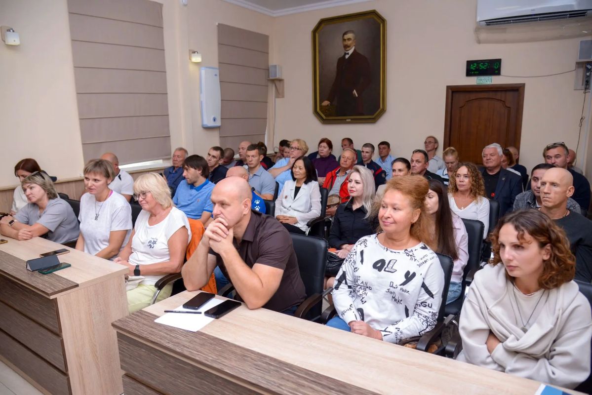 В Евпатории обсудили развитие спортивной инфраструктуры В Евпатории обсудили развитие спортивной инфраструктуры