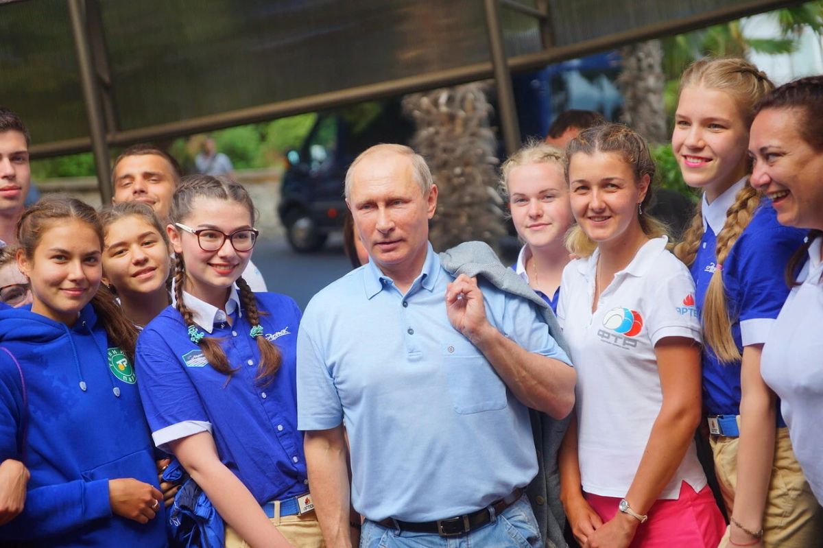 История встреч, которые остаются в сердцах: Владимир Путин трижды посещал "Артек" История встреч, которые остаются в сердцах: Владимир Путин трижды посещал "Артек"