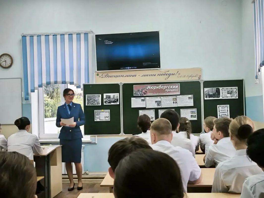 В Симферополе работники прокуратуры провели открытый урок, посвященный 80-летию со дня окончания Международного военного трибунала В Симферополе работники прокуратуры провели открытый урок, посвященный 80-летию со дня окончания Международного военного трибунала