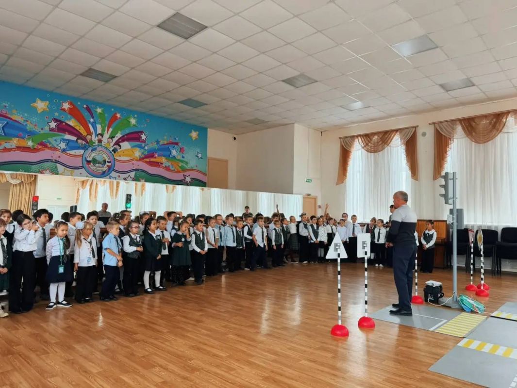 В Симферополе первоклассники изучают правила дорожного движения в игровой форме! В Симферополе первоклассники изучают правила дорожного движения в игровой форме!