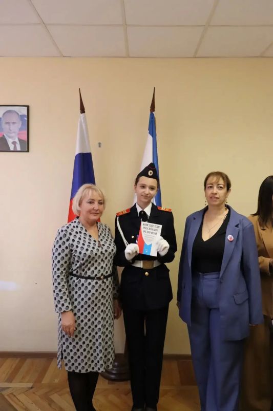 Сегодня в администрации Симферопольского района состоялось знаковое событие: в рамках всероссийской акции «Мы – граждане России» юные жители района, недавно отметившие свое 14-летие, получили главный документ в своей жизни —... Сегодня в администрации Симферопольского района состоялось знаковое событие: в рамках всероссийской акции «Мы – граждане России» юные жители района, недавно отметившие свое 14-летие, получили главный документ в своей жизни —...