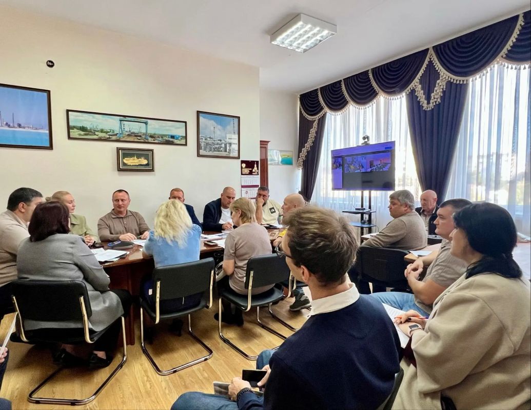 Под руководством заместителя Председателя Совета министров Республики Крым Анушавана Агаджаняна в Минпромторге Крыма состоялось рабочее совещание, посвященное вопросам взаимодействия торговых сетей и производителей... Под руководством заместителя Председателя Совета министров Республики Крым Анушавана Агаджаняна в Минпромторге Крыма состоялось рабочее совещание, посвященное вопросам взаимодействия торговых сетей и производителей...