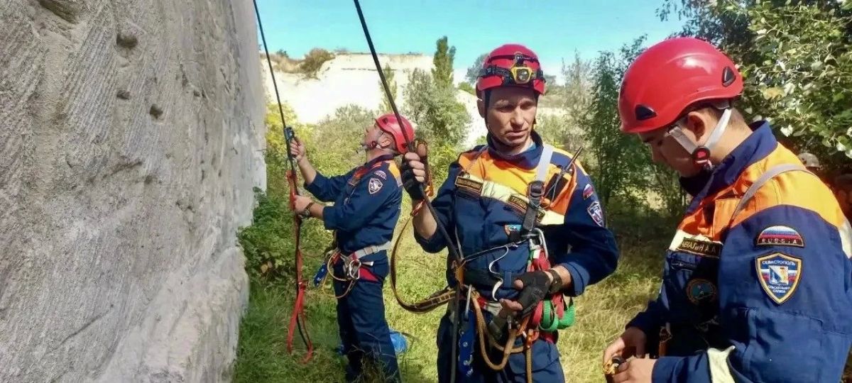 Севастопольские спасатели отработали подъём пострадавшего со скалы Севастопольские спасатели отработали подъём пострадавшего со скалы