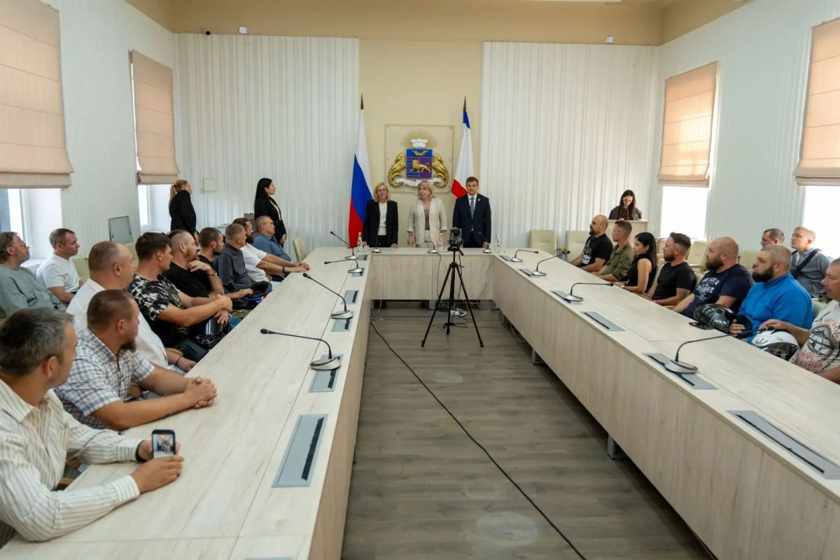 Вместе с депутатом Государственной Думы РФ Яниной Петровной Павленко и Председателем Ялтинского городского совета Константином Валентиновичем Шимановским поблагодарили волонтёров, участвовавших в тушении пожара в Ялтинском... Вместе с депутатом Государственной Думы РФ Яниной Петровной Павленко и Председателем Ялтинского городского совета Константином Валентиновичем Шимановским поблагодарили волонтёров, участвовавших в тушении пожара в Ялтинском...