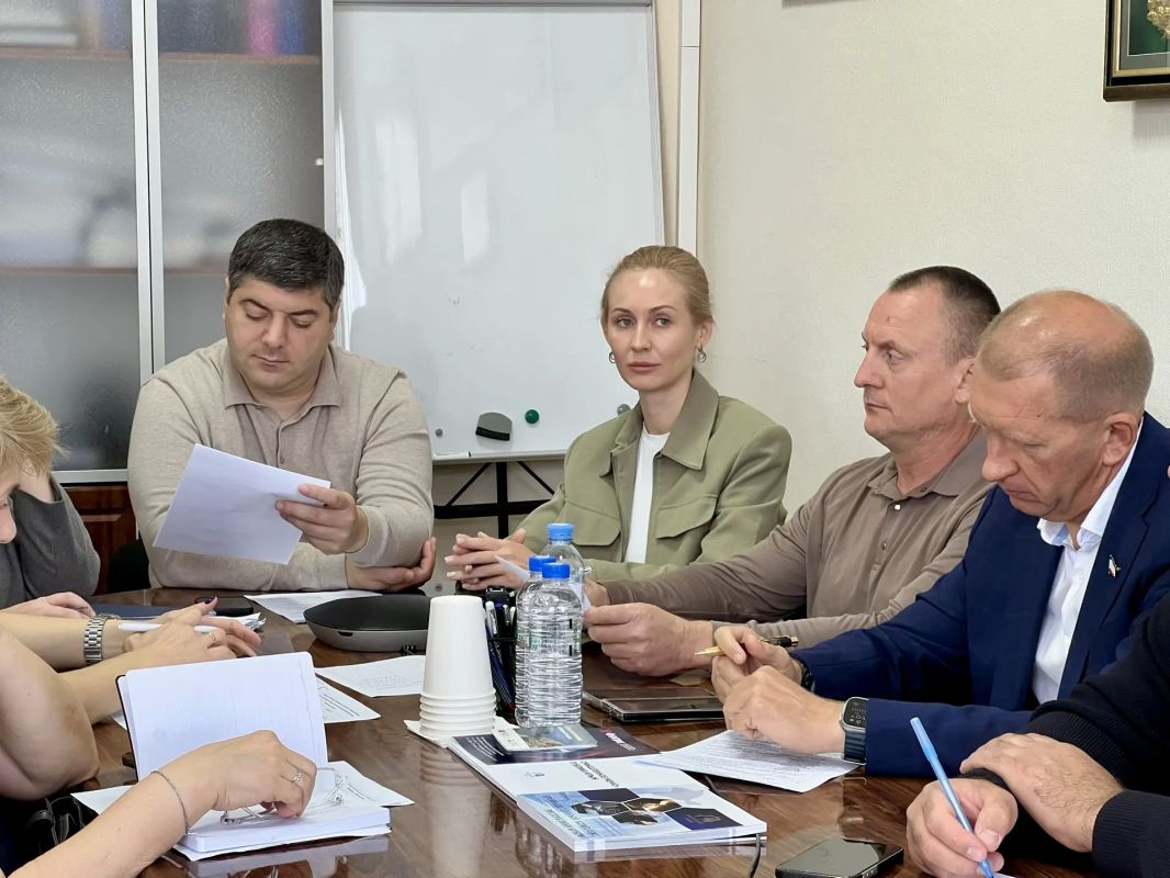 Под руководством заместителя Председателя Совета министров Республики Крым Анушавана Агаджаняна в Минпромторге Крыма состоялось рабочее совещание, посвященное вопросам взаимодействия торговых сетей и производителей... Под руководством заместителя Председателя Совета министров Республики Крым Анушавана Агаджаняна в Минпромторге Крыма состоялось рабочее совещание, посвященное вопросам взаимодействия торговых сетей и производителей...