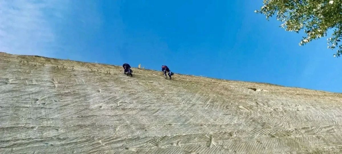 Севастопольские спасатели отработали подъём пострадавшего со скалы Севастопольские спасатели отработали подъём пострадавшего со скалы