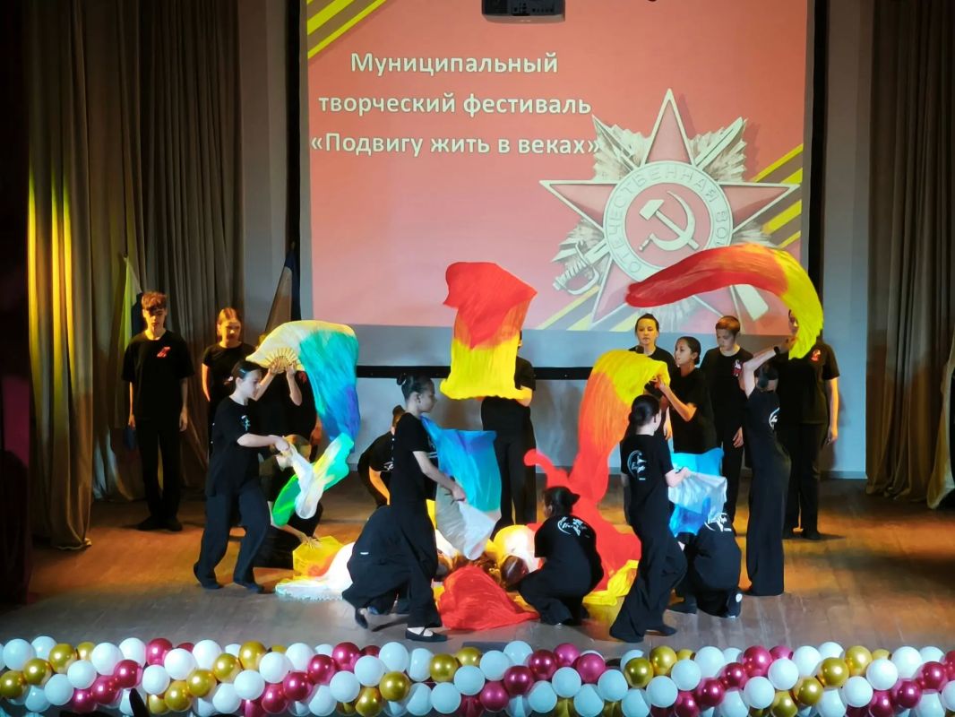 С Днём работника дополнительного образования! Вклад в будущее наших детей С Днём работника дополнительного образования! Вклад в будущее наших детей