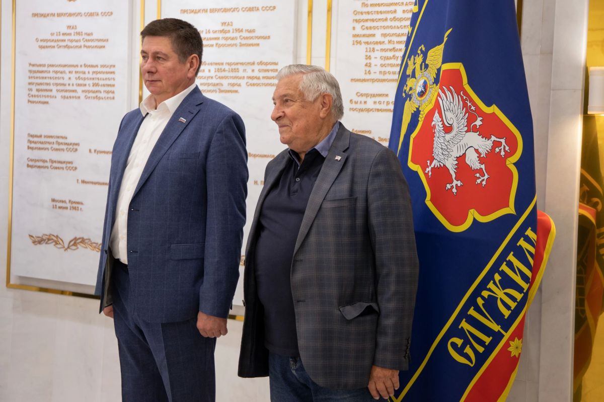 Начальник УМВД России по г.Севастополю генерал-майор полиции Сергей Сигунов вручил новые погоны сотрудникам ОВД, получившим первые офицерские звания Начальник УМВД России по г.Севастополю генерал-майор полиции Сергей Сигунов вручил новые погоны сотрудникам ОВД, получившим первые офицерские звания