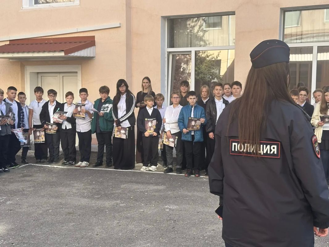 «На СИМ безопасно колесим»: в Симферополе школьникам напомнили о правилах дорожной безопасности «На СИМ безопасно колесим»: в Симферополе школьникам напомнили о правилах дорожной безопасности