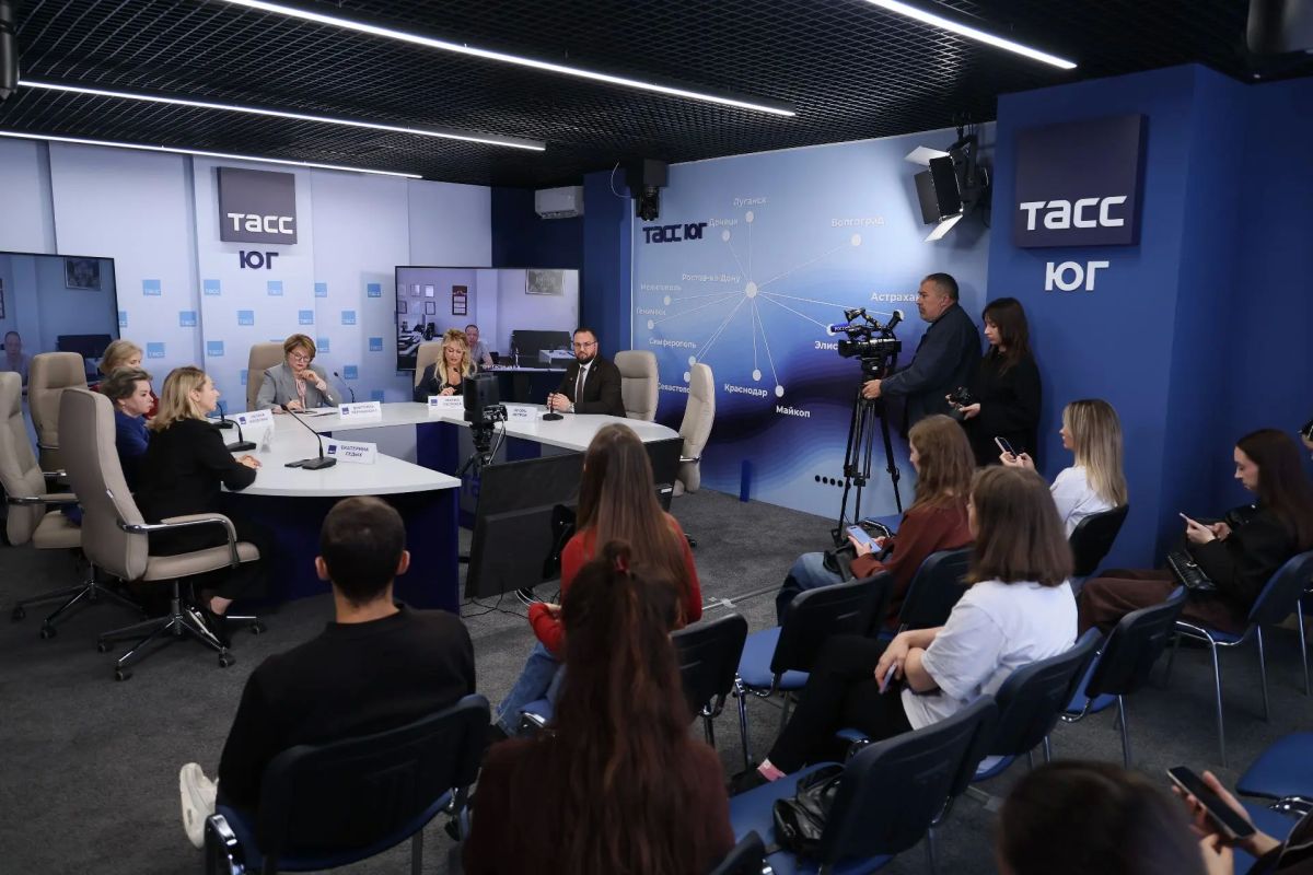 Фоторепортаж и главное из заявлений с круглого стола, посвященного нововведениям учебного года 2026/27 в регионах ЮФО, Донбасса и Новороссии Фоторепортаж и главное из заявлений с круглого стола, посвященного нововведениям учебного года 2026/27 в регионах ЮФО, Донбасса и Новороссии