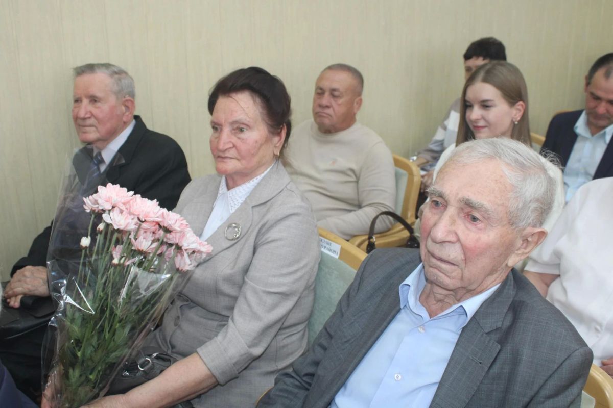 Люди труда и хранители истории: в Симферопольском районе чествовали аграриев и презентовали новую книгу Люди труда и хранители истории: в Симферопольском районе чествовали аграриев и презентовали новую книгу