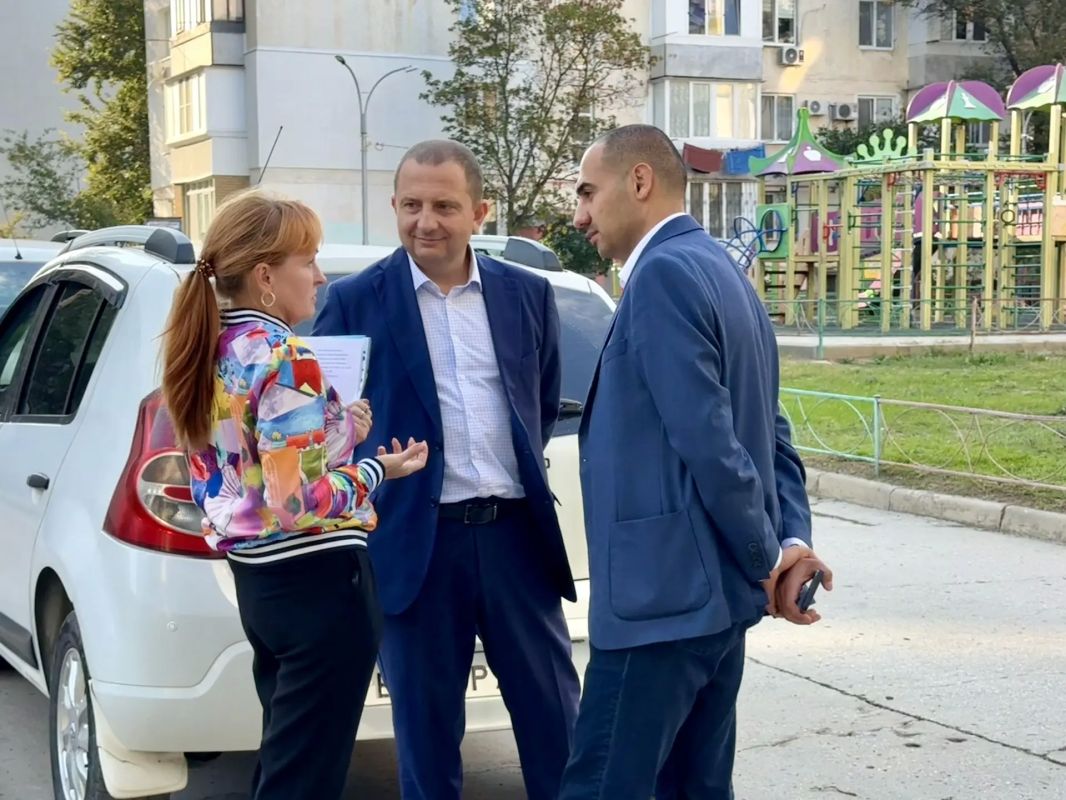 Виталий Оганесян: Вместе с заместителем Председателя Совета министров РК – министром внутренней политики, информации и связи Крыма Альбертом Абдурашитовичем Куршутовым встретились с евпаторийкой, которая обратилась по... Виталий Оганесян: Вместе с заместителем Председателя Совета министров РК – министром внутренней политики, информации и связи Крыма Альбертом Абдурашитовичем Куршутовым встретились с евпаторийкой, которая обратилась по...