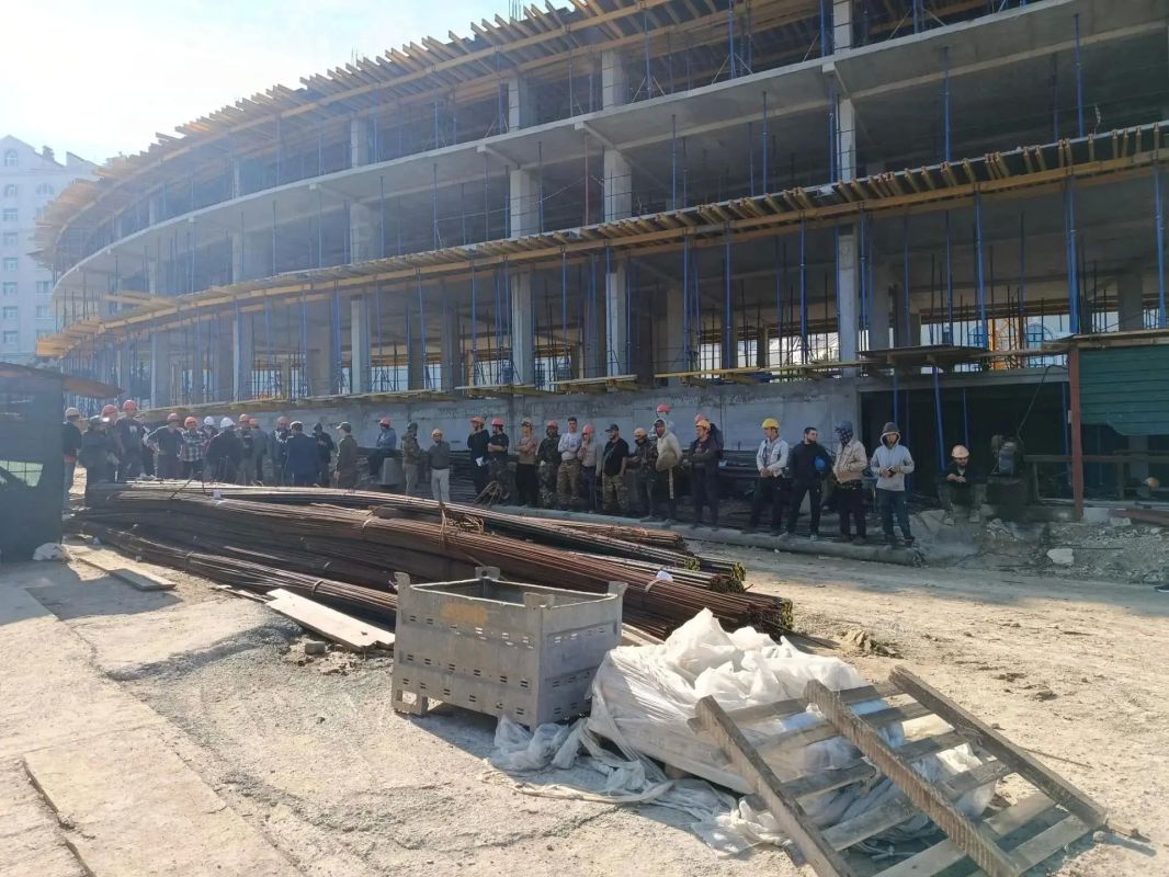 В Севастополе проверили документы иностранных рабочих на стройке