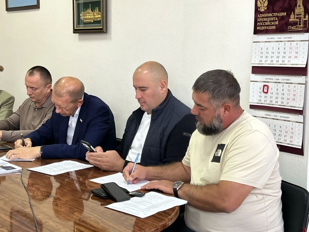Под руководством заместителя Председателя Совета министров Республики Крым Анушавана Агаджаняна в Минпромторге Крыма состоялось рабочее совещание, посвященное вопросам взаимодействия торговых сетей и производителей... Под руководством заместителя Председателя Совета министров Республики Крым Анушавана Агаджаняна в Минпромторге Крыма состоялось рабочее совещание, посвященное вопросам взаимодействия торговых сетей и производителей...