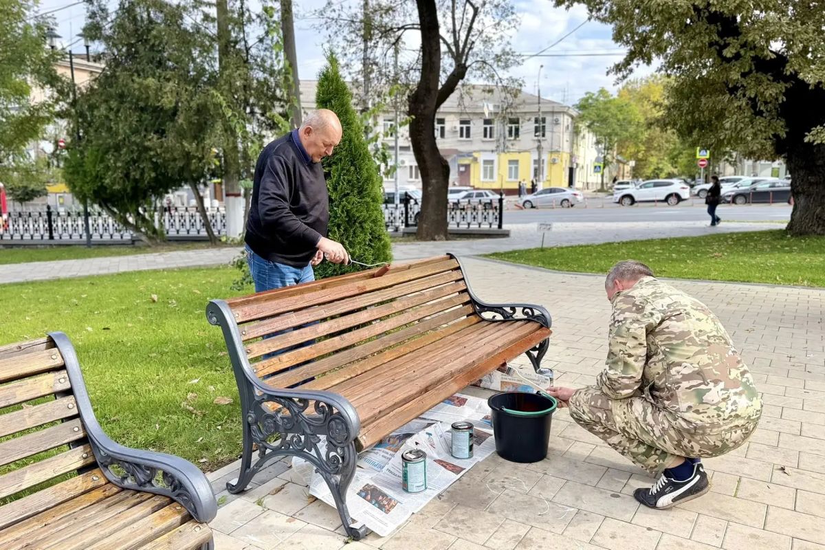 В Симферополе обновляют уличную мебель в зеленых зонах