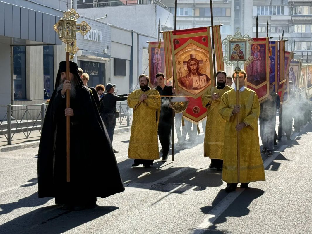 Крестный ход в центре Симферополе
