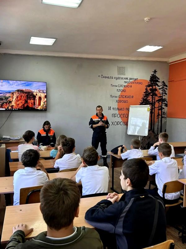 Знания, которые спасают. На регулярной основе сотрудники ГКУ РК "КРЫМ-СПАС" и члены регионального отделения "РОССОЮЗСПАС" проводят открытые уроки в образовательных учреждениях Крыма