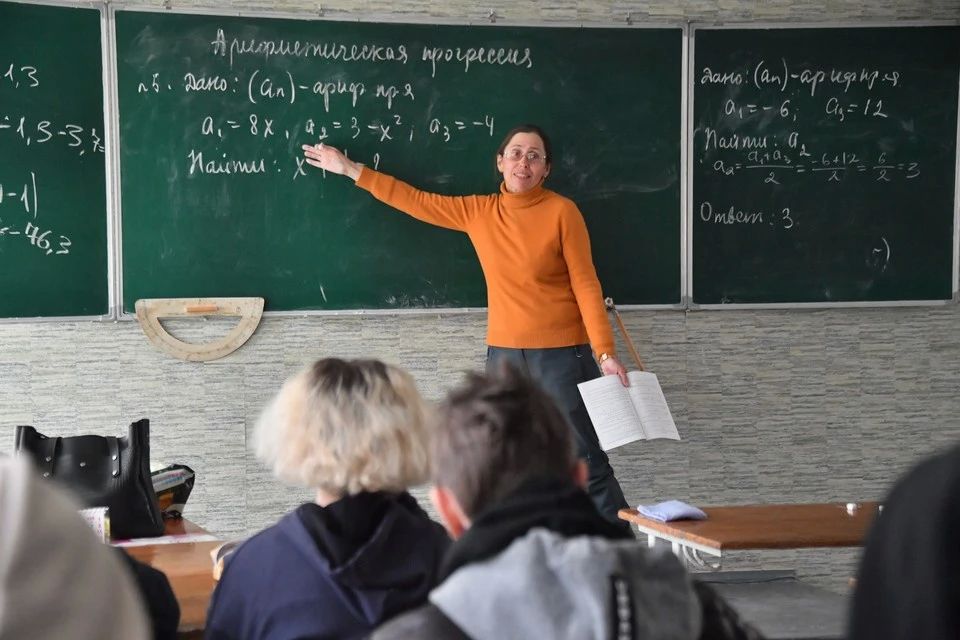 «Постоянное использование ИИ приводит к деградации»: крымский педагог - о нейросетях в школе