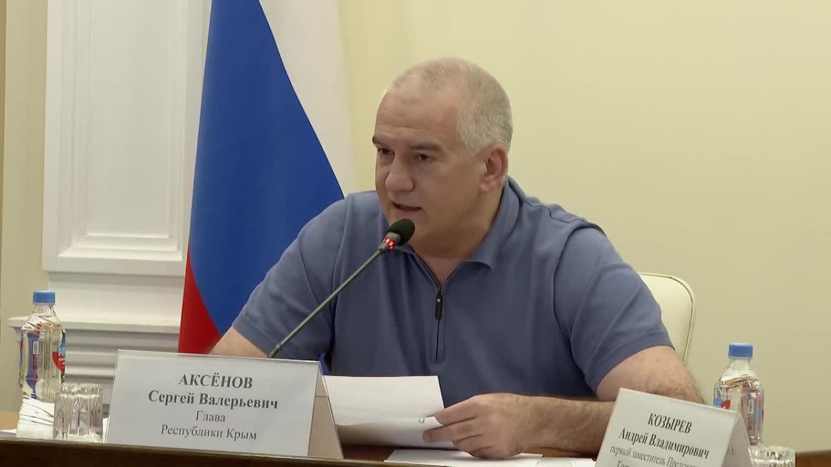 Сергей Аксёнов: Обращения граждан в основном касаются работы управляющих организаций, соблюдения расписания движения общественного транспорта, взаимодействия с ресурсоснабжающими организациями, содержания дорог, ремонта...