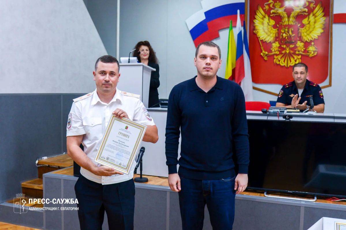 В Евпатории отметили заслуги сотрудников уголовного розыска В Евпатории отметили заслуги сотрудников уголовного розыска