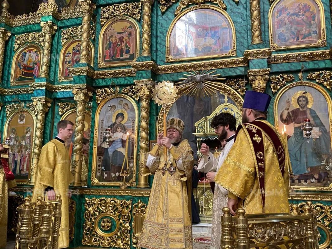 Божественная литургия завершилась в Свято-Троицком женском монастыре в Симферополе Божественная литургия завершилась в Свято-Троицком женском монастыре в Симферополе