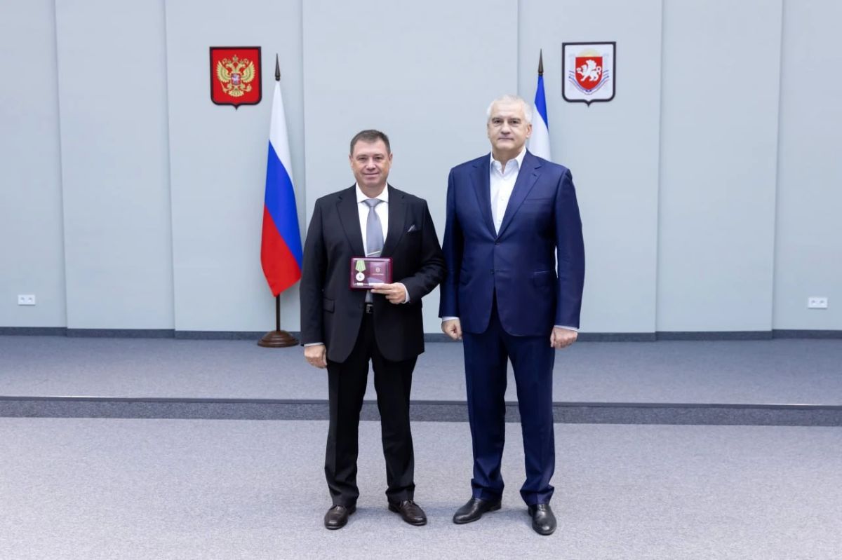 Аксёнов вручил награды работникам сельского хозяйства в преддверии профессионального праздника Аксёнов вручил награды работникам сельского хозяйства в преддверии профессионального праздника