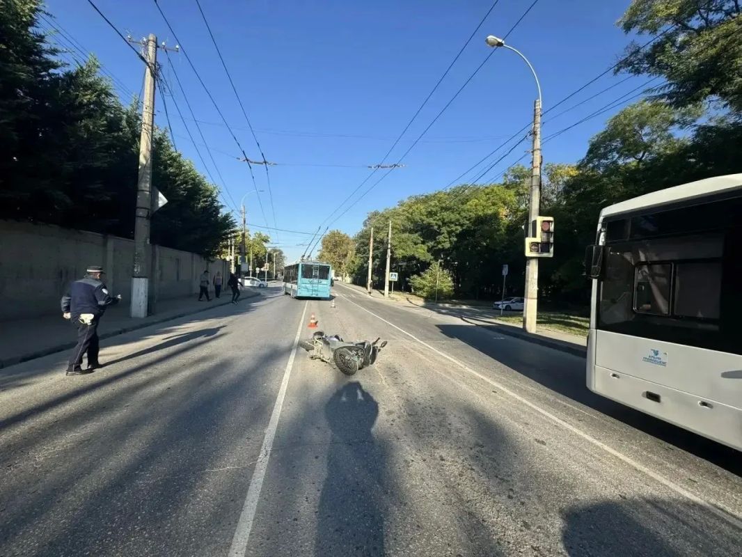 Мотоциклист попал под колеса троллейбуса в Симферополе