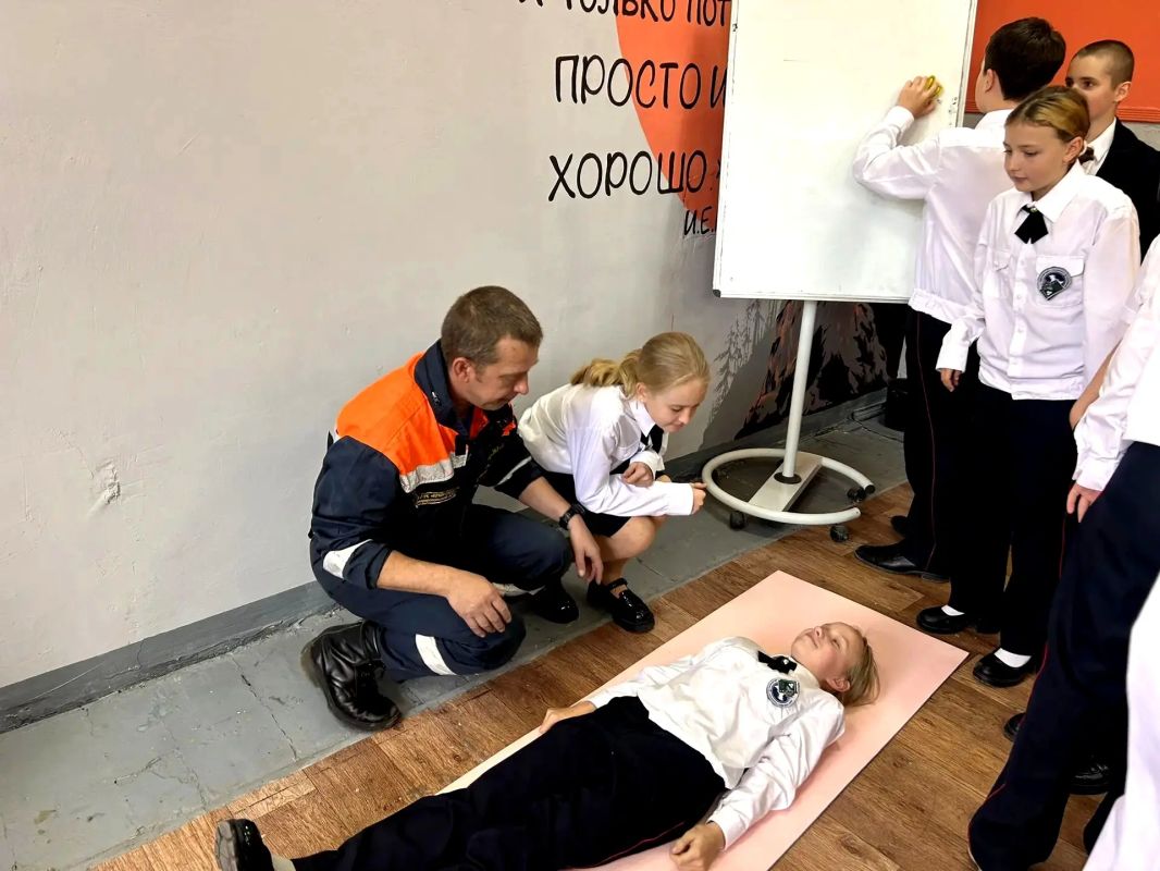 Знания, которые спасают. На регулярной основе сотрудники ГКУ РК "КРЫМ-СПАС" и члены регионального отделения "РОССОЮЗСПАС" проводят открытые уроки в образовательных учреждениях Крыма Знания, которые спасают. На регулярной основе сотрудники ГКУ РК "КРЫМ-СПАС" и члены регионального отделения "РОССОЮЗСПАС" проводят открытые уроки в образовательных учреждениях Крыма
