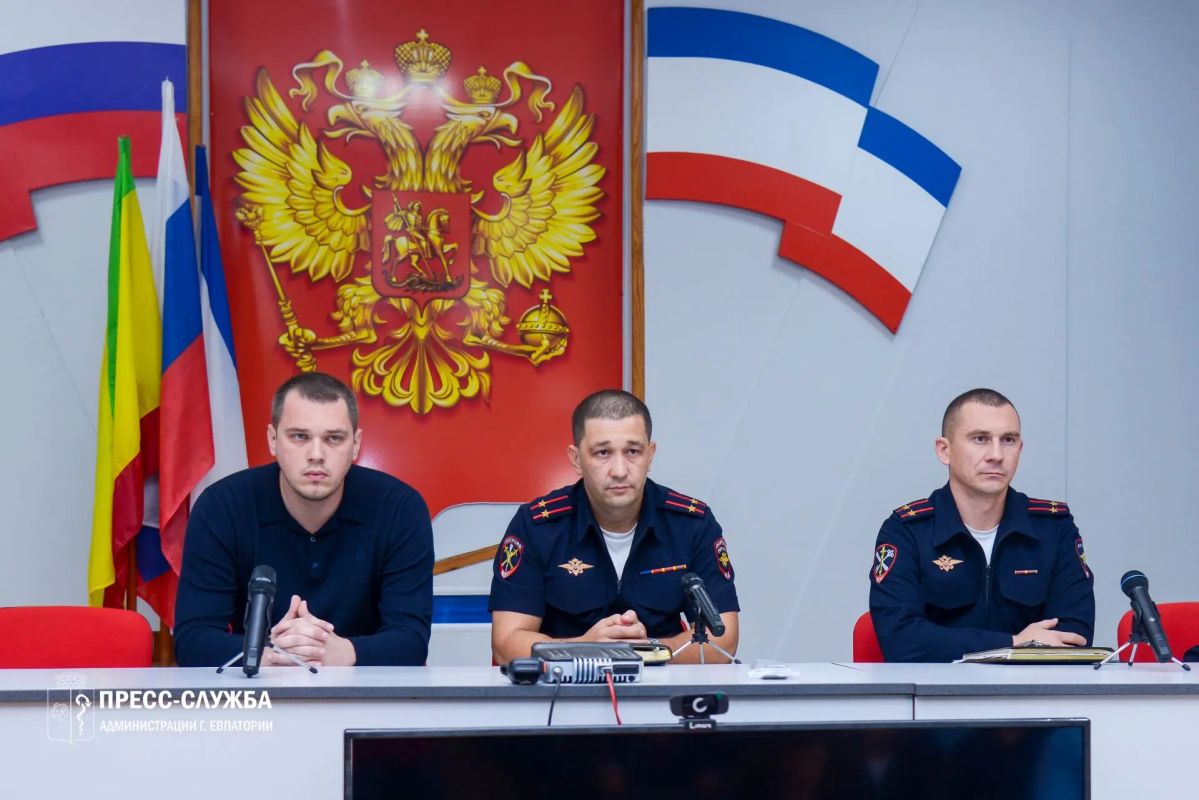 В Евпатории отметили заслуги сотрудников уголовного розыска В Евпатории отметили заслуги сотрудников уголовного розыска