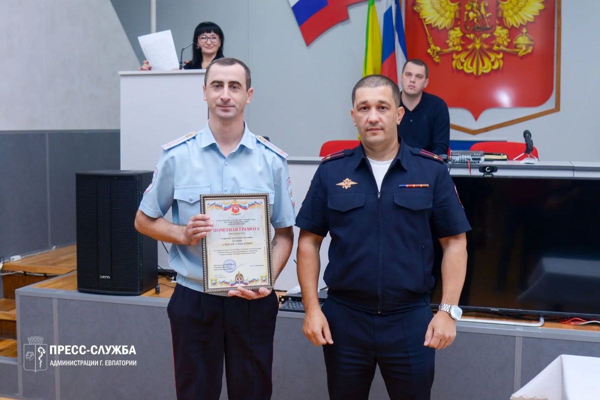 В Евпатории отметили заслуги сотрудников уголовного розыска В Евпатории отметили заслуги сотрудников уголовного розыска