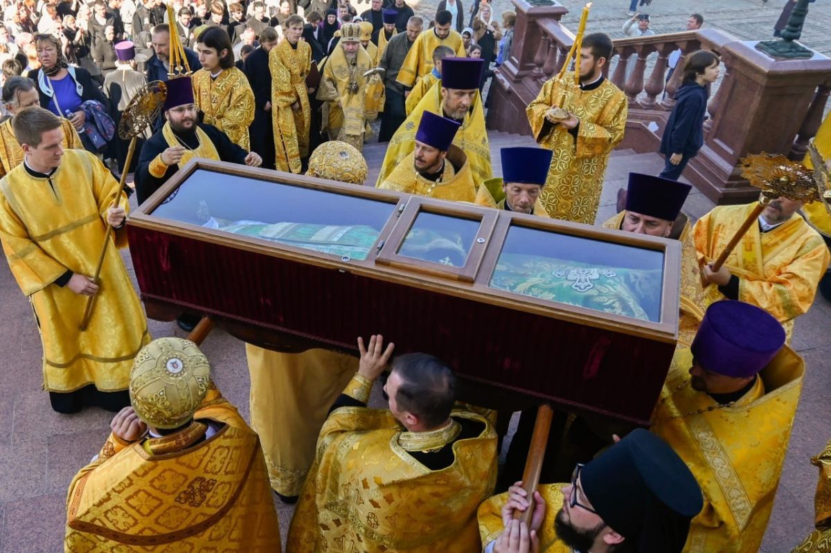 В Симферополе мощи святителя Луки перенесли в Александро-Невский собор В Симферополе мощи святителя Луки перенесли в Александро-Невский собор