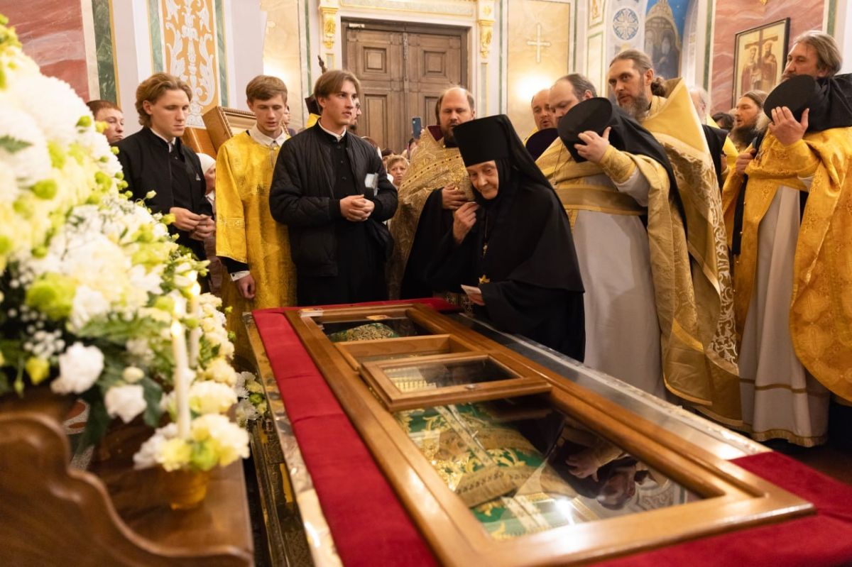 В Симферополе мощи святителя Луки перенесли в Александро-Невский собор В Симферополе мощи святителя Луки перенесли в Александро-Невский собор