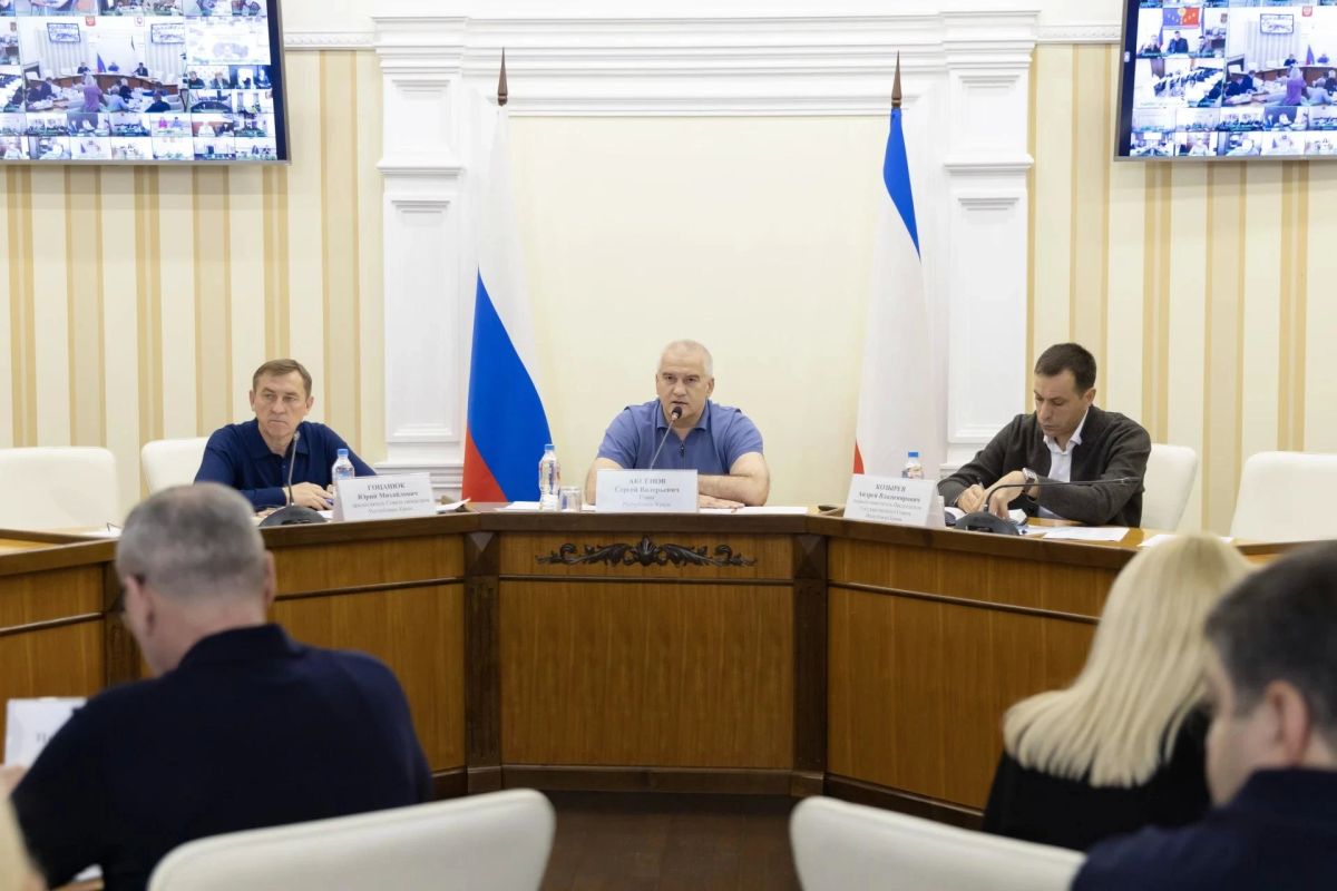 Аксенов призвал крымских чиновников прекратить хамство и отписки в соцсетях в сторону граждан