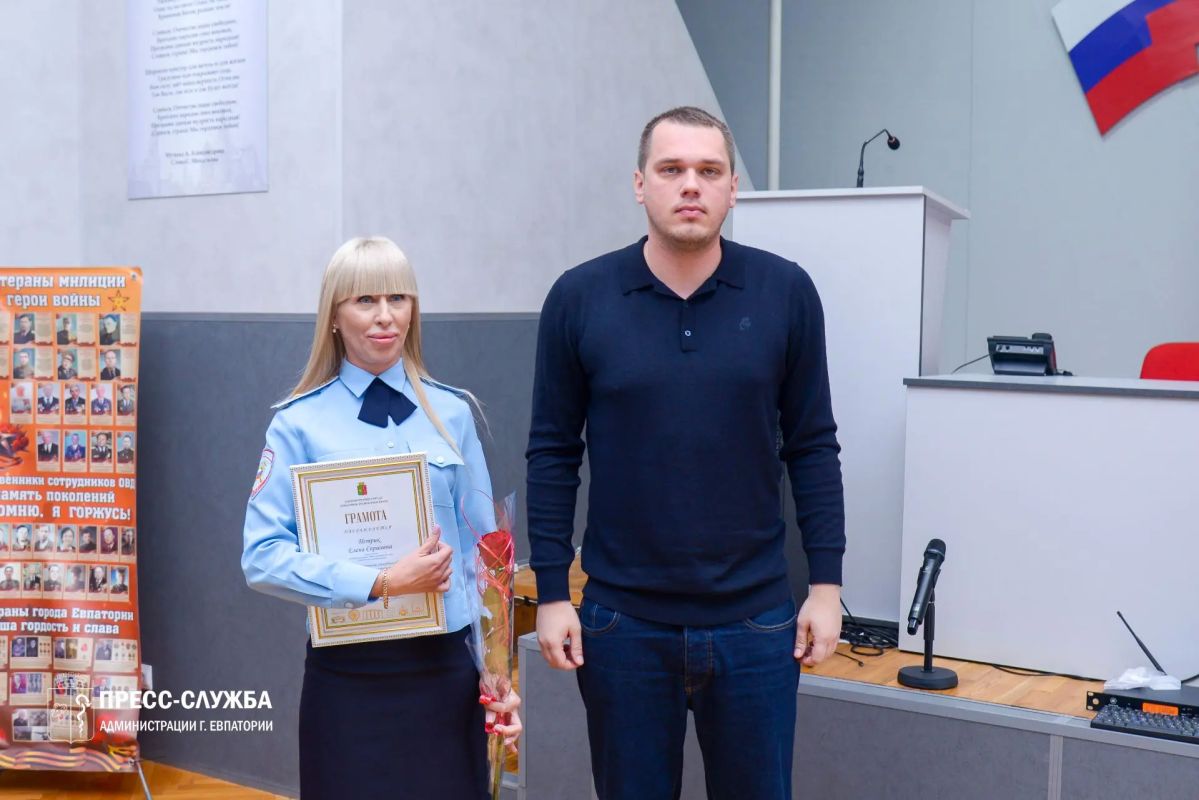 В Евпатории отметили заслуги сотрудников уголовного розыска В Евпатории отметили заслуги сотрудников уголовного розыска