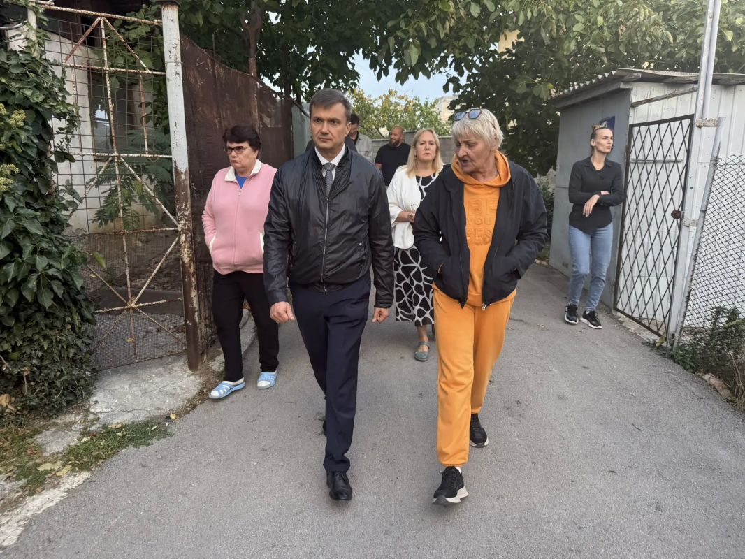 Константин Шимановский: Рабочий выезд в Гаспру, чтобы помочь жителям Восточного переулка, 8 найти компромисс в спорном вопросе Константин Шимановский: Рабочий выезд в Гаспру, чтобы помочь жителям Восточного переулка, 8 найти компромисс в спорном вопросе