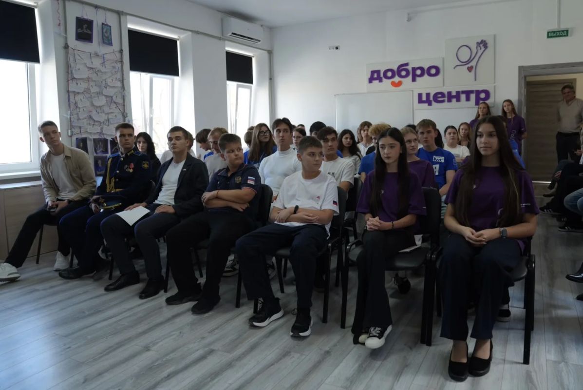 Виталий Оганесян: Сегодня пообщался с ребятами из евпаторийских молодёжных общественных организаций, волонтёрами, школьниками и студентами Виталий Оганесян: Сегодня пообщался с ребятами из евпаторийских молодёжных общественных организаций, волонтёрами, школьниками и студентами