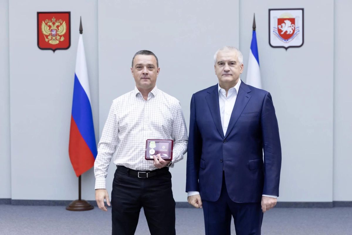 Аксенов вручил награды аграриям в преддверии профессионального праздника