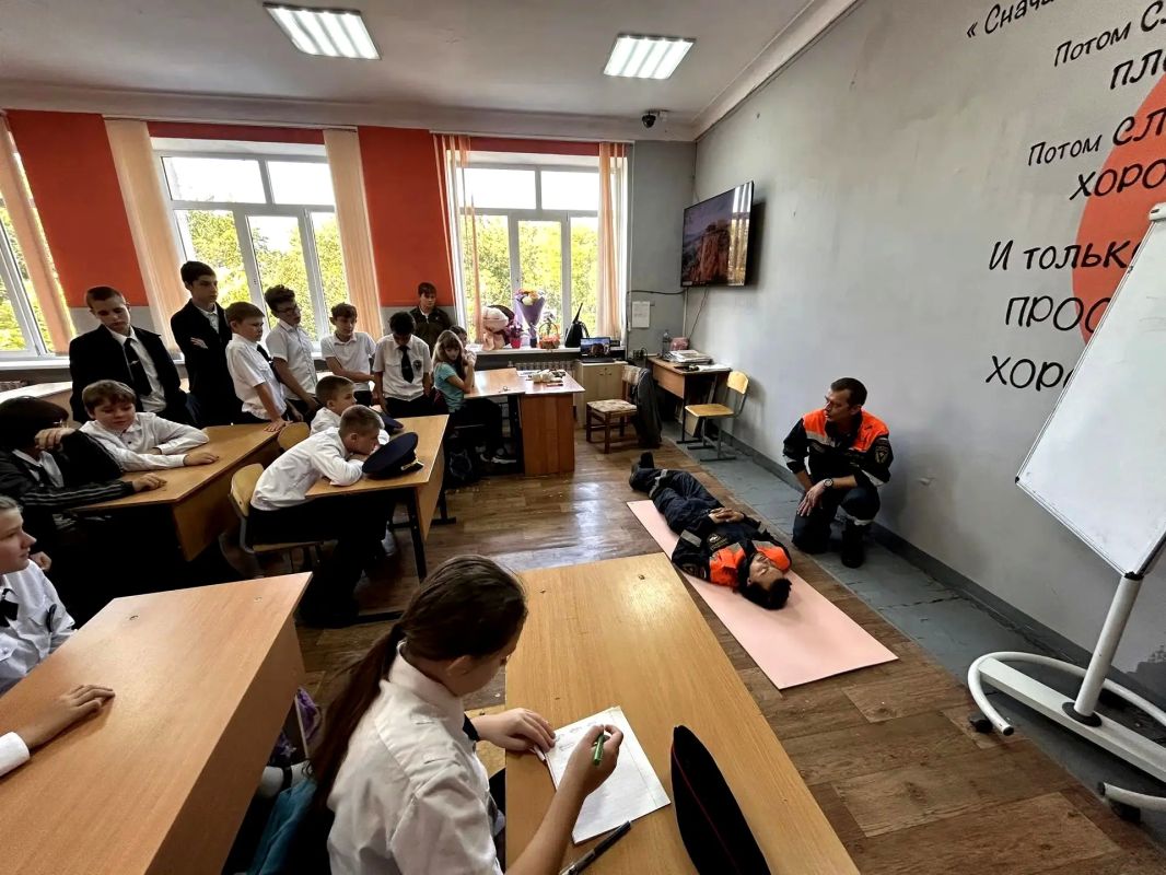 Знания, которые спасают. На регулярной основе сотрудники ГКУ РК "КРЫМ-СПАС" и члены регионального отделения "РОССОЮЗСПАС" проводят открытые уроки в образовательных учреждениях Крыма Знания, которые спасают. На регулярной основе сотрудники ГКУ РК "КРЫМ-СПАС" и члены регионального отделения "РОССОЮЗСПАС" проводят открытые уроки в образовательных учреждениях Крыма