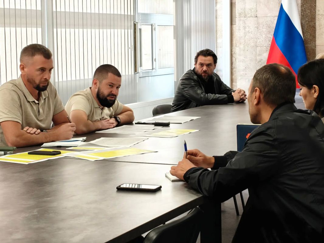 В Минжилполитики и стройнадзора Крыма под председательством заместителя министра Евгения Агуреева проведено совещание с участием застройщиков Республики Крым на тему «Соблюдение сроков ввода в эксплуатацию объектов...