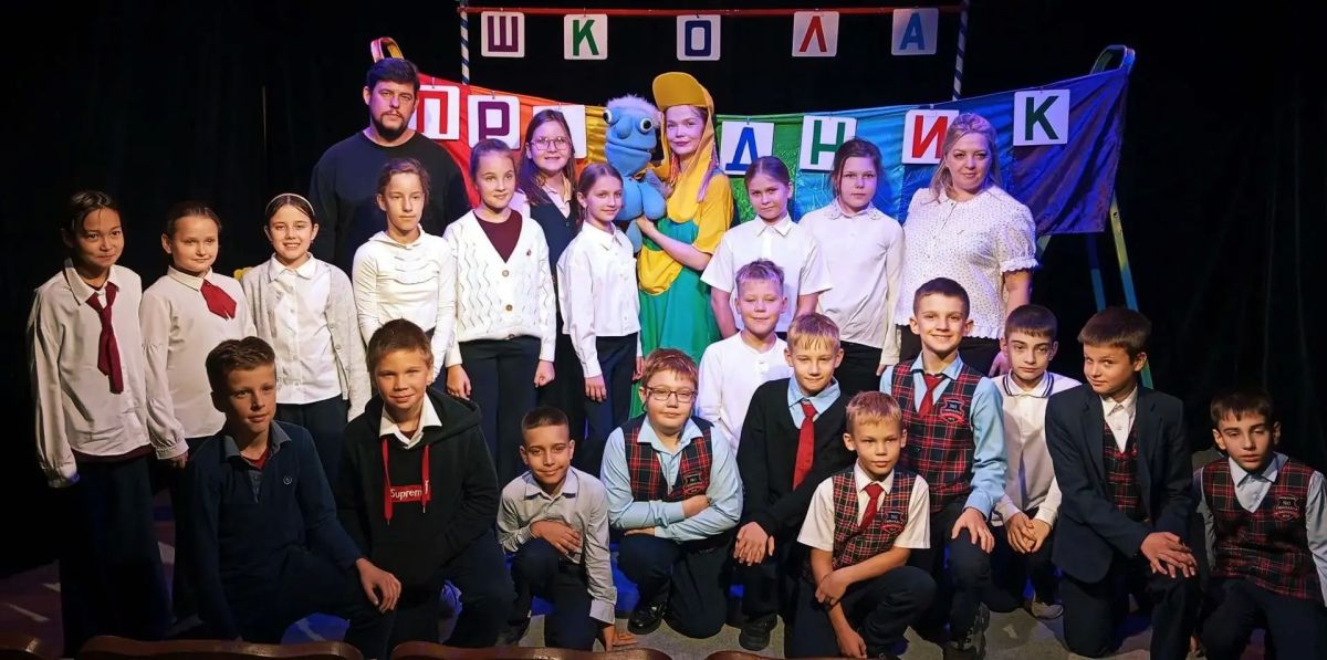 7 октября в зрительном зале Крымского академического театра кукол им Б. И. Азарова состоялась встреча учащихся гимназии № 1 им. И. В. Курчатова (педагоги: Плоткина Н. В., Смирнова В. Н.) с режиссёром-постановщиком театра... 7 октября в зрительном зале Крымского академического театра кукол им Б. И. Азарова состоялась встреча учащихся гимназии № 1 им. И. В. Курчатова (педагоги: Плоткина Н. В., Смирнова В. Н.) с режиссёром-постановщиком театра...
