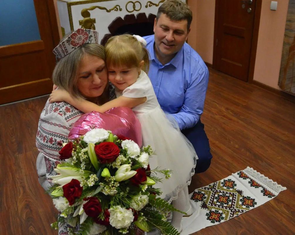 «Семья - ячейка общества» - эта фраза давно стала привычной для всех нас, но за этим штампом скрывается очень простой и глубокий смысл «Семья - ячейка общества» - эта фраза давно стала привычной для всех нас, но за этим штампом скрывается очень простой и глубокий смысл