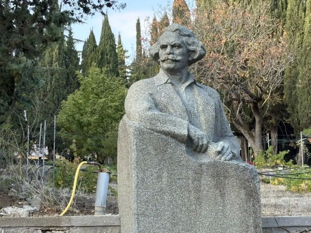 Севастопольцы побывали в Алуштинском доме-музее С.Н. Сергеева-Ценского и передали альманахи с киносценарием художественного фильма об обороне Севастополя 1854-1855 гг. по мотивам великого русского и советского писателя Севастопольцы побывали в Алуштинском доме-музее С.Н. Сергеева-Ценского и передали альманахи с киносценарием художественного фильма об обороне Севастополя 1854-1855 гг. по мотивам великого русского и советского писателя