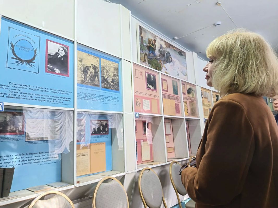 Севастопольцы побывали в Алуштинском доме-музее С.Н. Сергеева-Ценского и передали альманахи с киносценарием художественного фильма об обороне Севастополя 1854-1855 гг. по мотивам великого русского и советского писателя Севастопольцы побывали в Алуштинском доме-музее С.Н. Сергеева-Ценского и передали альманахи с киносценарием художественного фильма об обороне Севастополя 1854-1855 гг. по мотивам великого русского и советского писателя