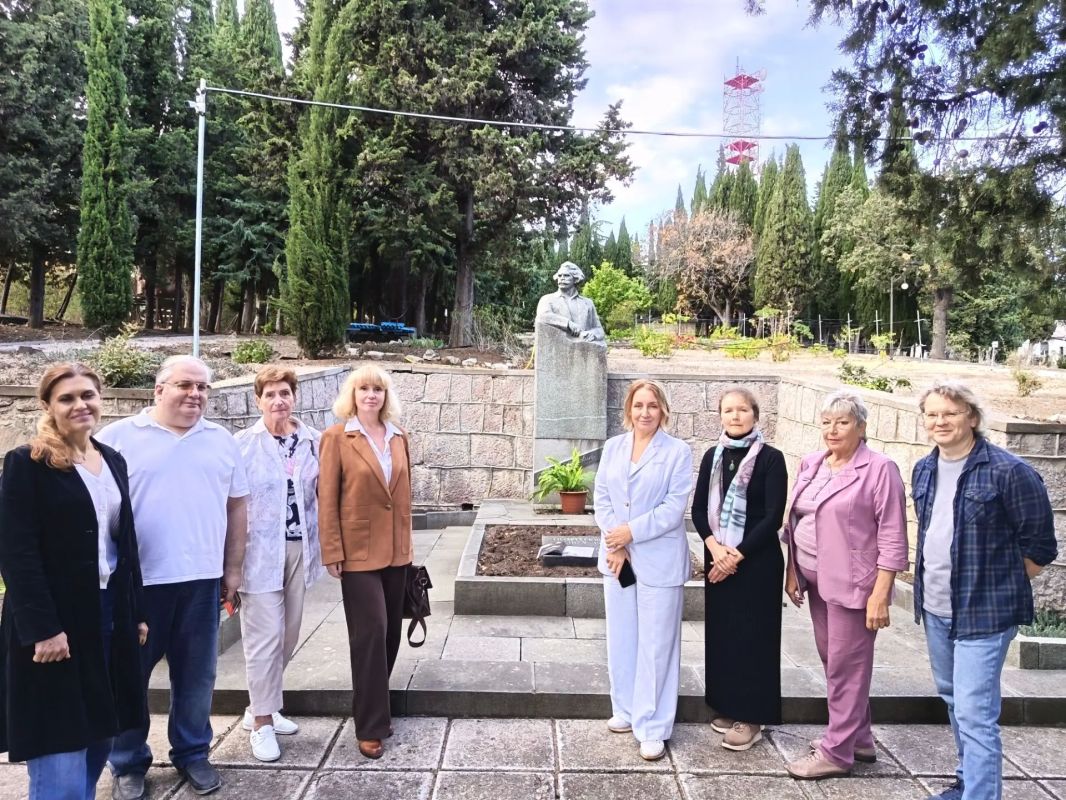 Севастопольцы побывали в Алуштинском доме-музее С.Н. Сергеева-Ценского и передали альманахи с киносценарием художественного фильма об обороне Севастополя 1854-1855 гг. по мотивам великого русского и советского писателя Севастопольцы побывали в Алуштинском доме-музее С.Н. Сергеева-Ценского и передали альманахи с киносценарием художественного фильма об обороне Севастополя 1854-1855 гг. по мотивам великого русского и советского писателя