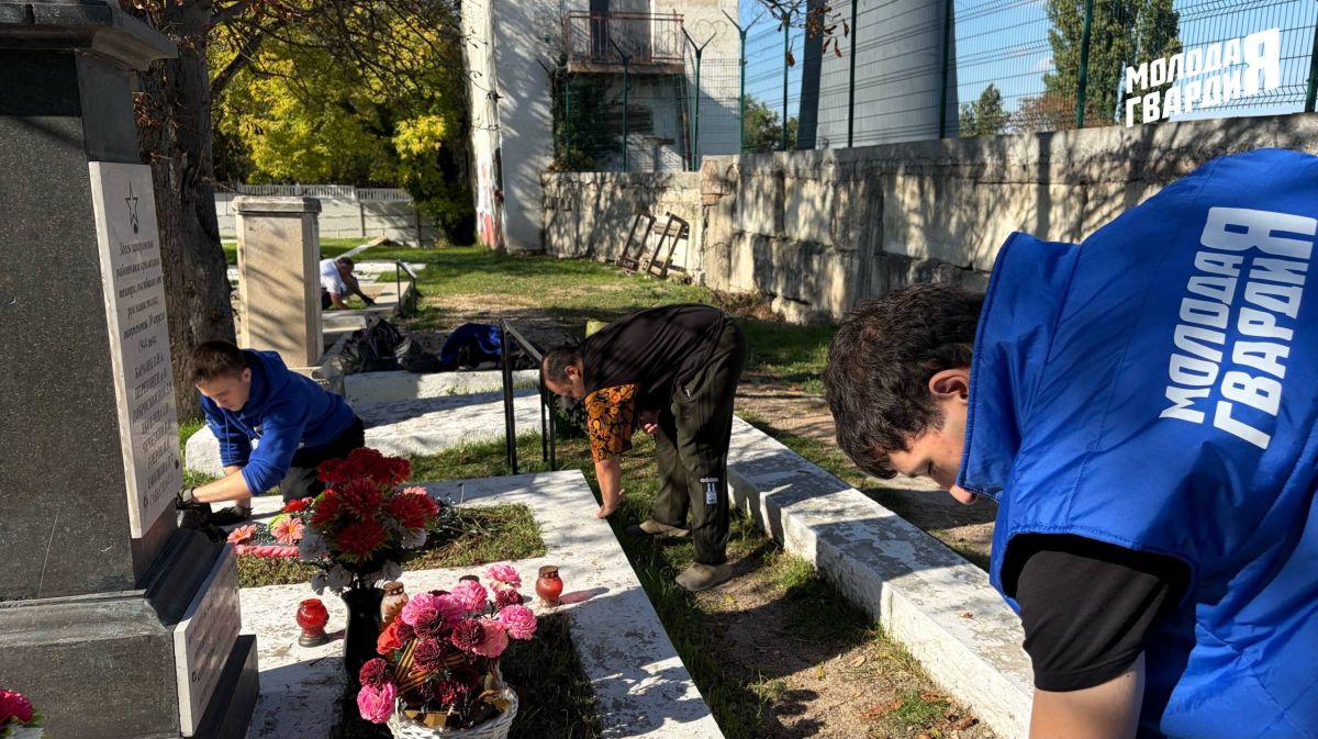 Активисты Симферопольского местного отделения «Молодой Гвардии» провели субботник на территории Старорусского кладбища Активисты Симферопольского местного отделения «Молодой Гвардии» провели субботник на территории Старорусского кладбища