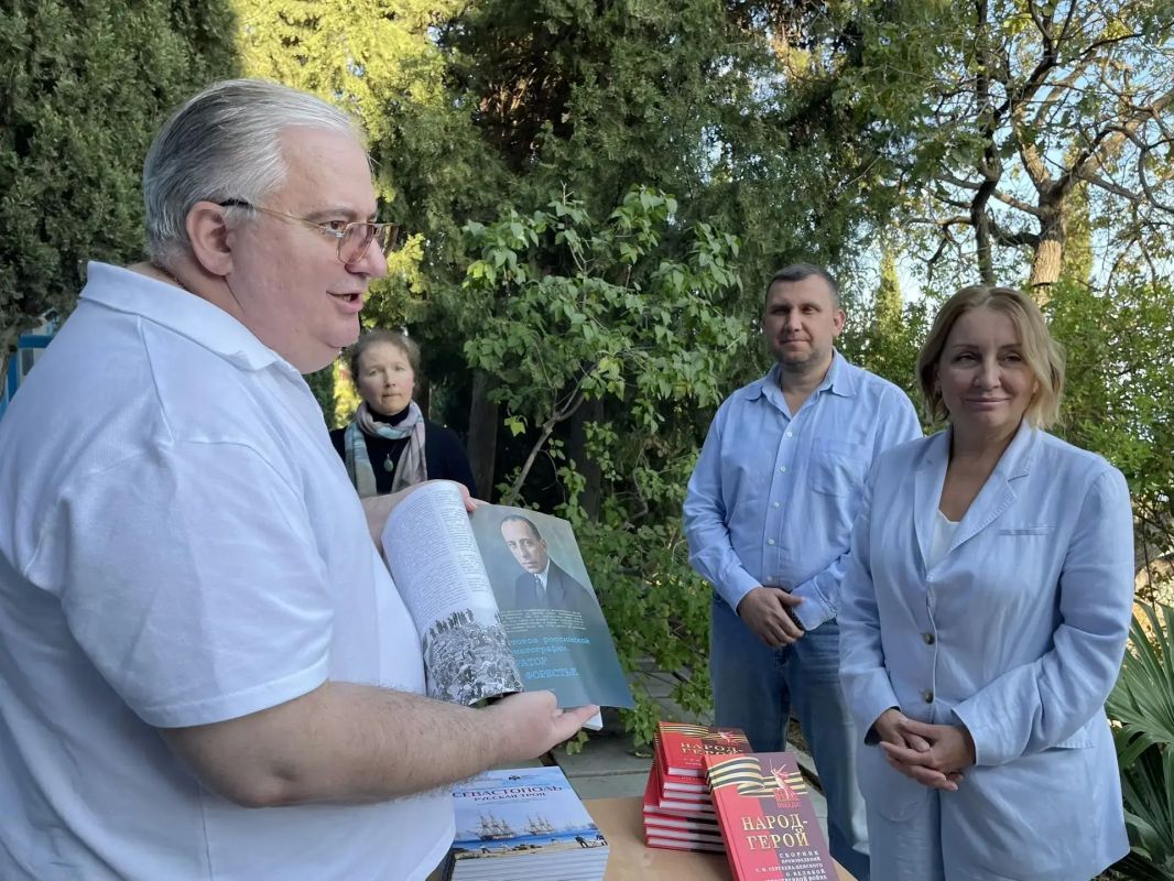 Севастопольцы побывали в Алуштинском доме-музее С.Н. Сергеева-Ценского и передали альманахи с киносценарием художественного фильма об обороне Севастополя 1854-1855 гг. по мотивам великого русского и советского писателя Севастопольцы побывали в Алуштинском доме-музее С.Н. Сергеева-Ценского и передали альманахи с киносценарием художественного фильма об обороне Севастополя 1854-1855 гг. по мотивам великого русского и советского писателя
