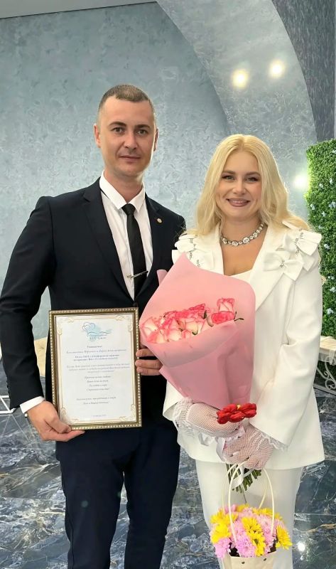 «Семья - ячейка общества» - эта фраза давно стала привычной для всех нас, но за этим штампом скрывается очень простой и глубокий смысл «Семья - ячейка общества» - эта фраза давно стала привычной для всех нас, но за этим штампом скрывается очень простой и глубокий смысл